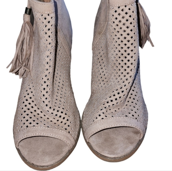 Qupid Core-18 Preforated Ankle Booties Size 8 Beige Taupe Block Heel Tassel Chic - Picture 3 of 6